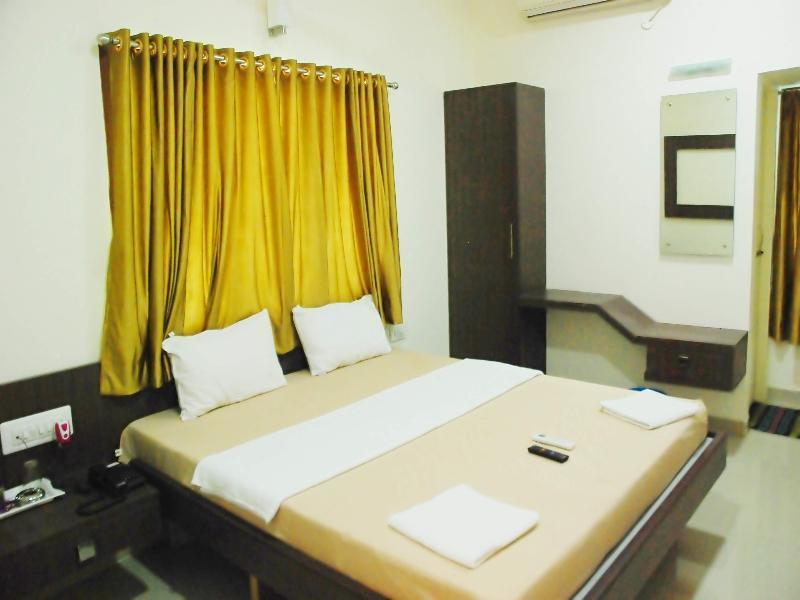Hotel Pon Amutha Karūr Extérieur photo