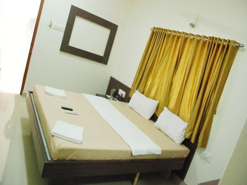 Hotel Pon Amutha Karūr Extérieur photo